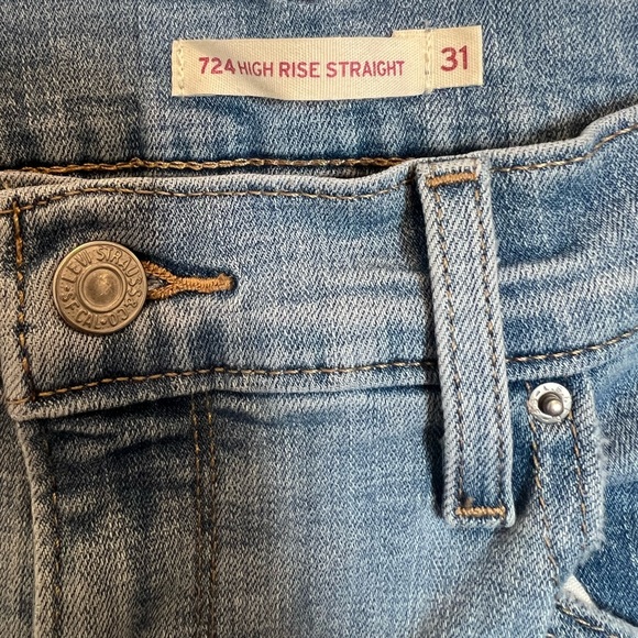 Levi’s Women's 724 High Rise Straight Jeans - Picture 4 of 7
